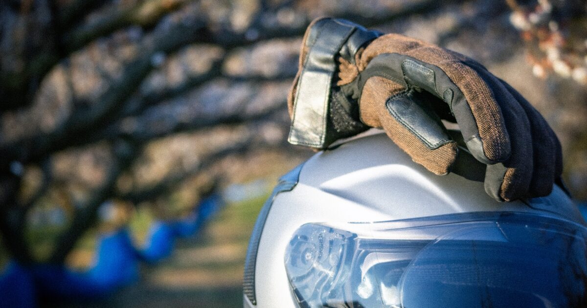 バイクで半キャップを使用すると捕まる？｜知っておくべき法律と安全対策